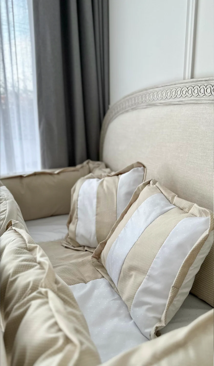 Vestidura para cuna beige con blanco