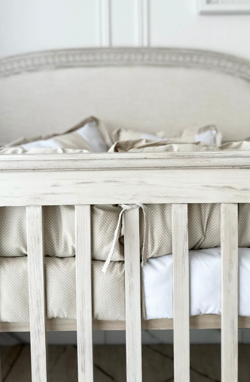 Vestidura para cuna beige con blanco - Imagen 2